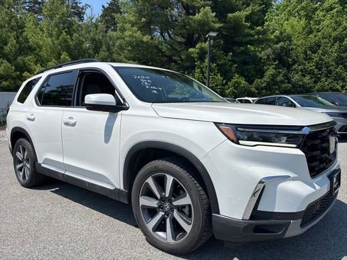 Used 2025 Honda Pilot Touring image 4