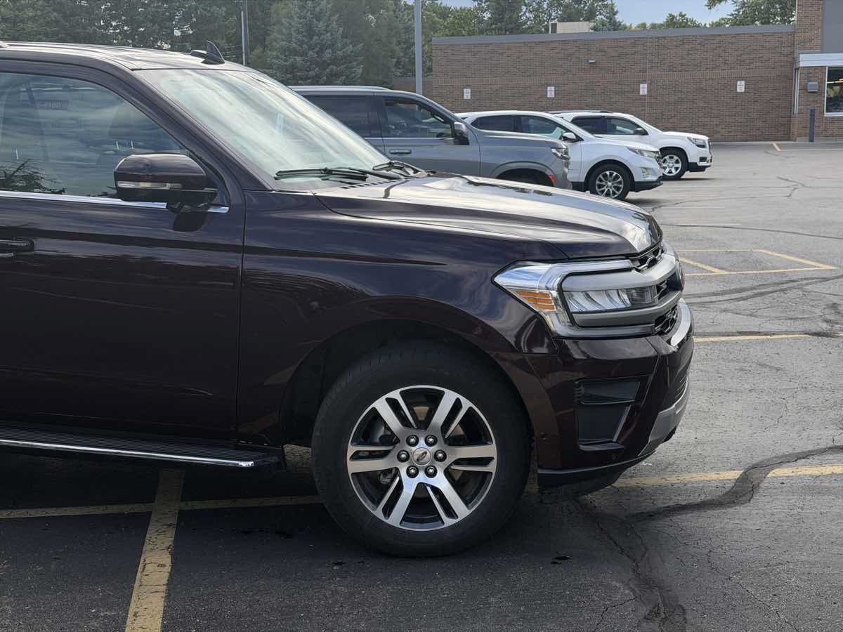 Used 2023 Ford Expedition XLT AWD/4WD image 3