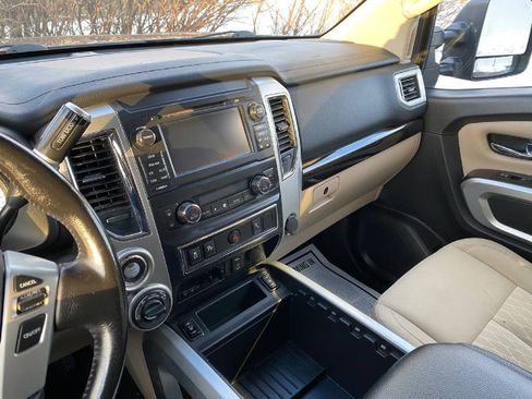 Used 2018 Nissan Titan SV w/ SV Convenience Package image 3
