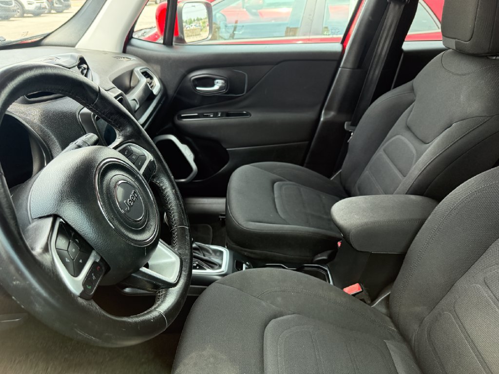 Used 2018 Jeep Renegade Latitude FWD image 3