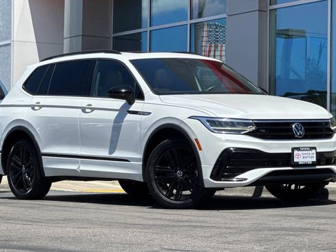 Used 2022 Volkswagen Tiguan SE R-Line FWD image 2