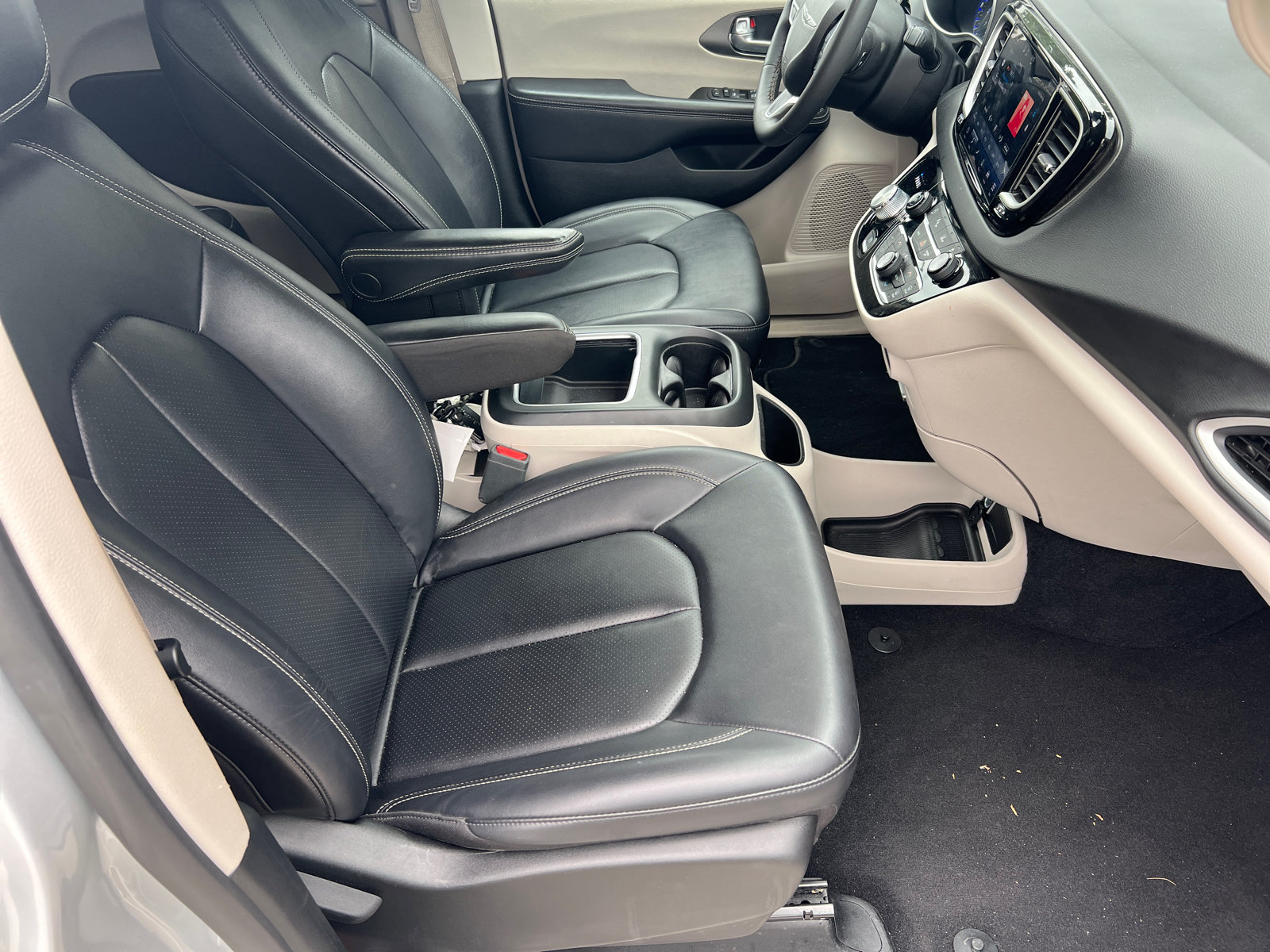 Used 2024 Chrysler Pacifica Touring-L FWD image 16