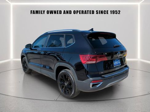 Used 2023 Volkswagen Taos SE w/ Panoramic Sunroof Package FWD image 4