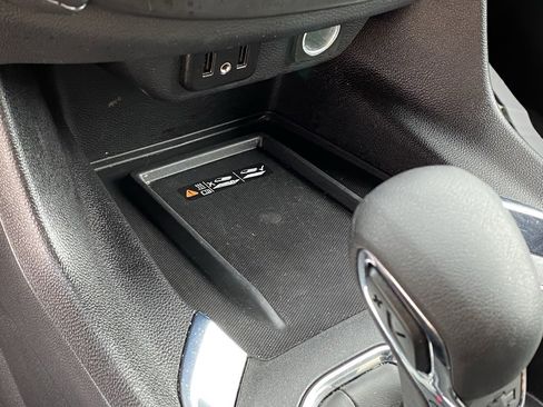 Used 2023 Chevrolet Traverse LT image 20