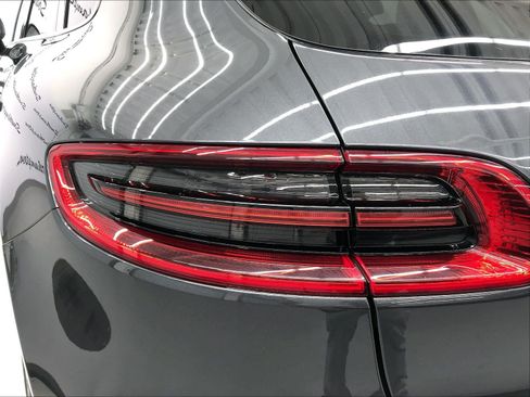 Used 2018 Porsche Macan AWD/4WD image 29