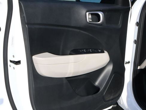 Used 2021 Hyundai Venue SEL w/ Premium Package image 15