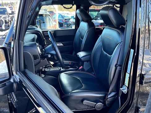 Used 2017 Jeep Wrangler Unlimited Sahara w/ Connectivity Group image 8