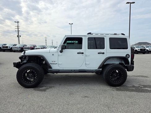 Used 2017 Jeep Wrangler Unlimited Sahara w/ Connectivity Group image 4