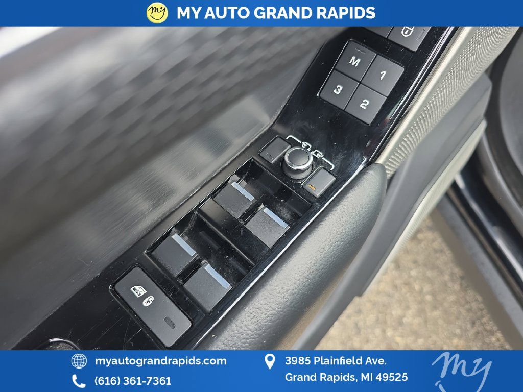 Used 2019 Land Rover Range Rover Velar R-Dynamic SE AWD/4WD image 11
