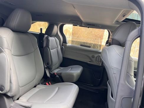 Used 2021 Toyota Sienna XLE image 32
