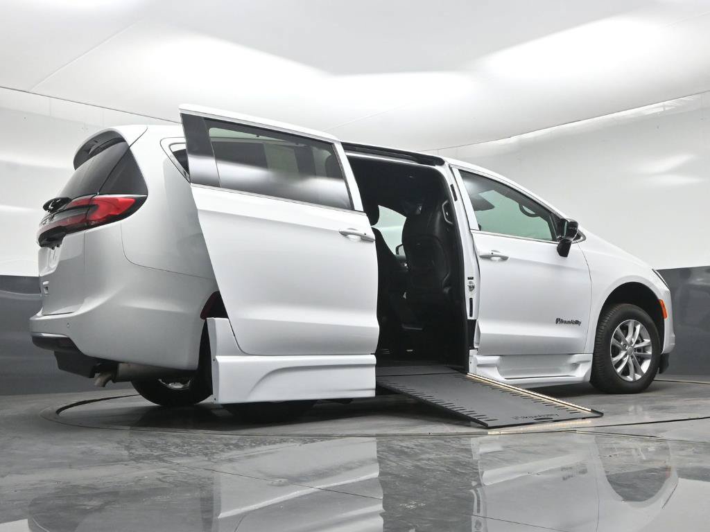 Used 2027 Chrysler Pacifica Select w/ Family Tech Group FWD image 21