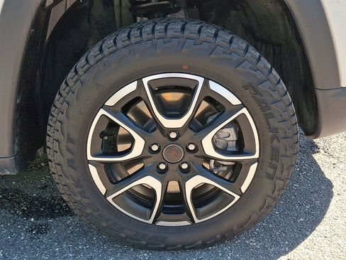 Used 2025 Jeep Compass Trailhawk AWD/4WD image 8
