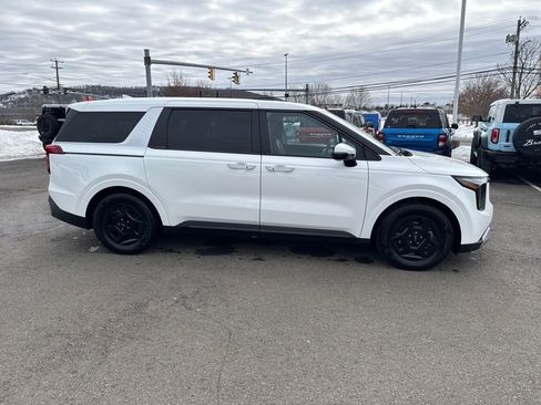 Used 2025 Kia Carnival image 3