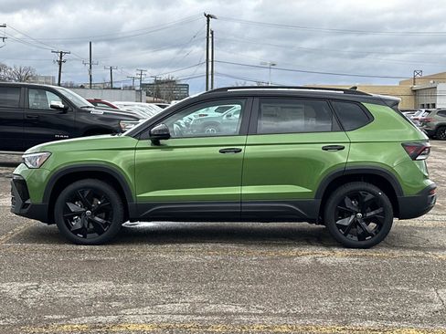 New 2026 Volkswagen Taos SE image 2