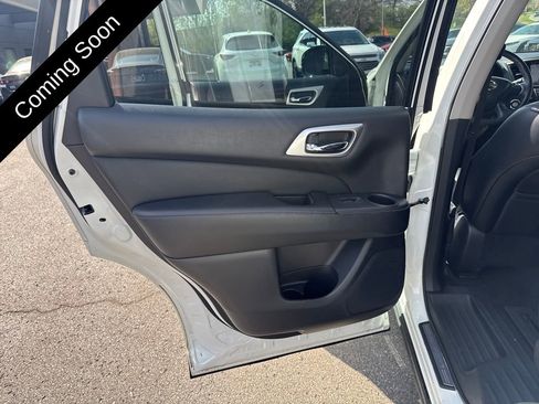 Used 2014 Nissan Pathfinder SL w/ SL Tech Package image 39