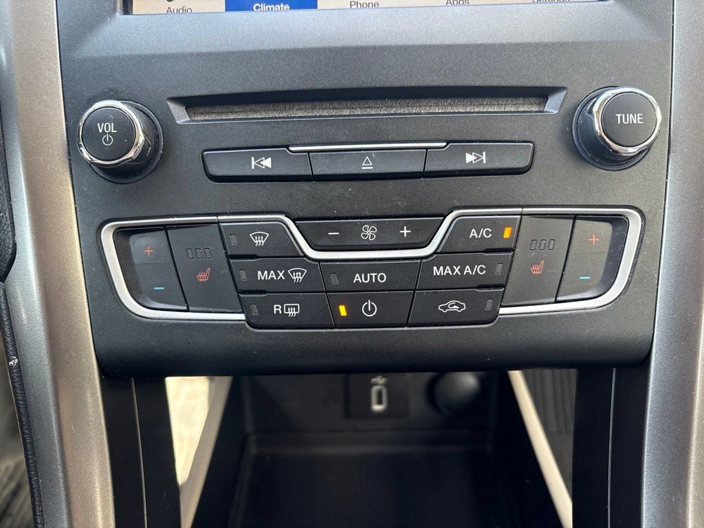 Used 2017 Ford Fusion SE w/ Fusion SE Technology Package FWD image 21