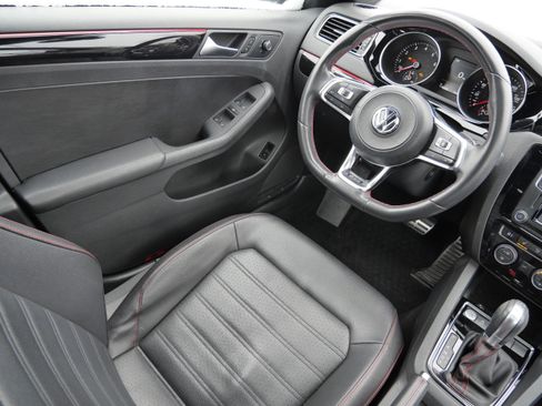 Used 2018 Volkswagen Jetta GLI image 9