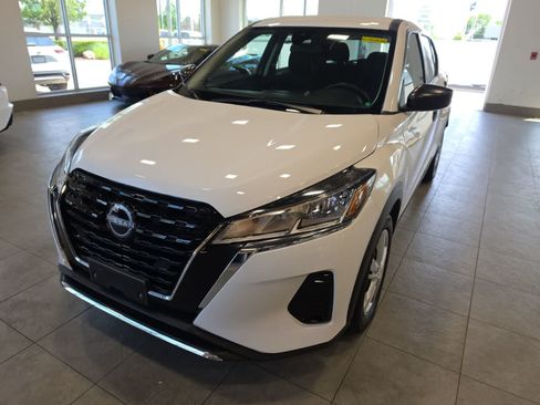 Used 2022 Nissan Kicks S FWD image 2