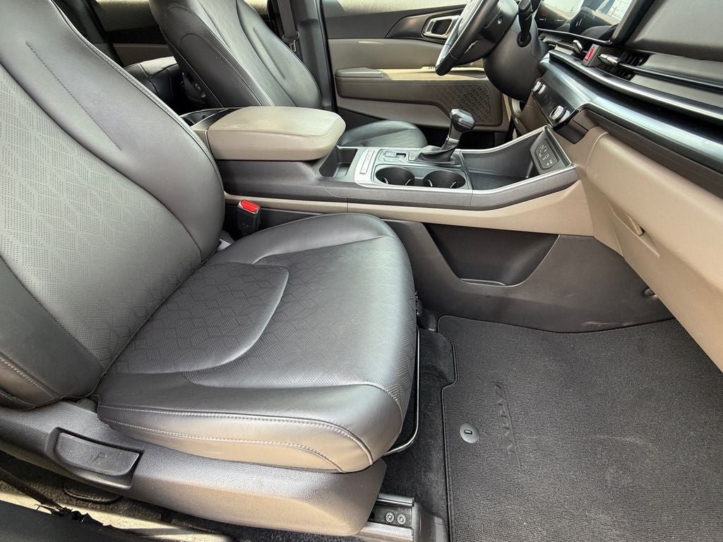 Used 2025 Kia Carnival FWD image 10