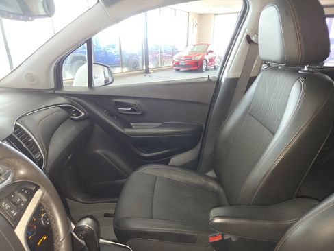 Used 2019 Chevrolet Trax LT w/ LT Convenience Package FWD image 16