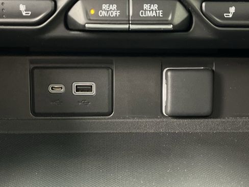 Used 2023 Chevrolet Suburban LT w/ Luxury Package image 25