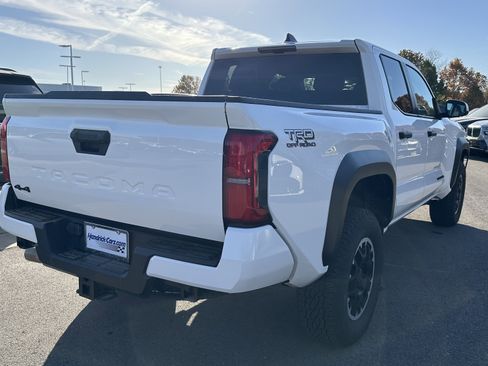 Used 2024 Toyota Tacoma TRD Off-Road image 10