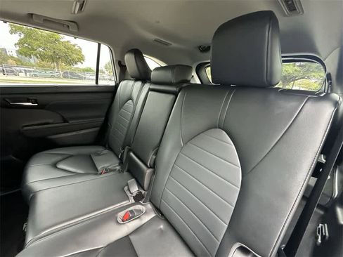 Used 2023 Toyota Highlander XLE image 22