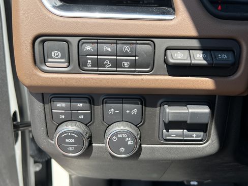Used 2024 Chevrolet Tahoe High Country AWD/4WD image 35