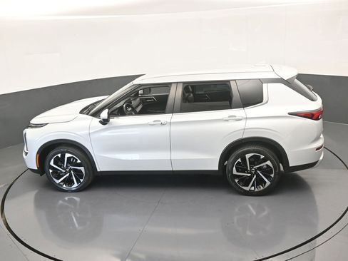Used 2023 Mitsubishi Outlander SE image 56