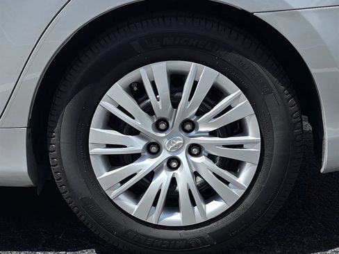 Used 2013 Toyota Camry LE image 32