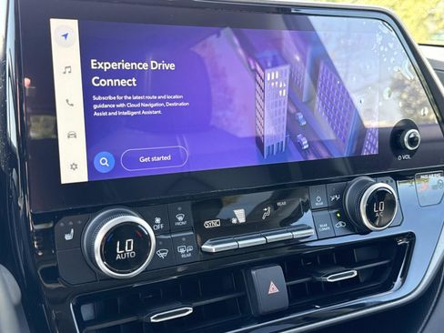 Used 2023 Toyota Highlander XLE image 4