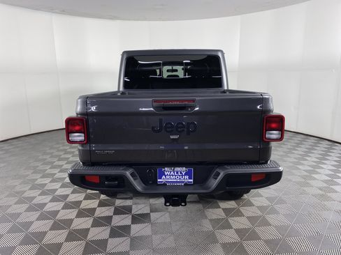 Used 2022 Jeep Gladiator Sport image 7