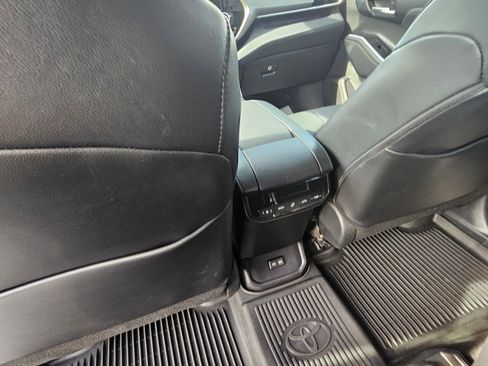 Used 2024 Toyota Highlander XLE image 10
