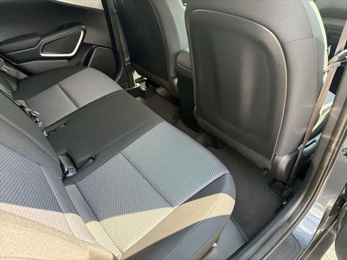 Used 2025 Kia Soul LX w/ LX Technology Package FWD image 32
