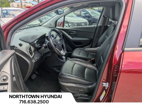 Used 2021 Chevrolet Trax LT w/ Premium Seat Package AWD/4WD image 9