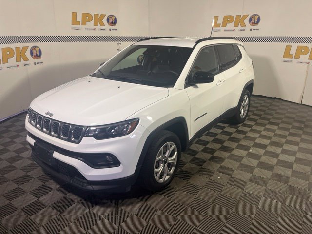 Used 2025 Jeep Compass Latitude AWD/4WD image 7