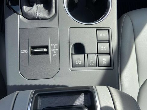 Used 2025 Toyota Highlander XLE AWD/4WD image 28