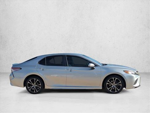 Used 2018 Toyota Camry LE image 4