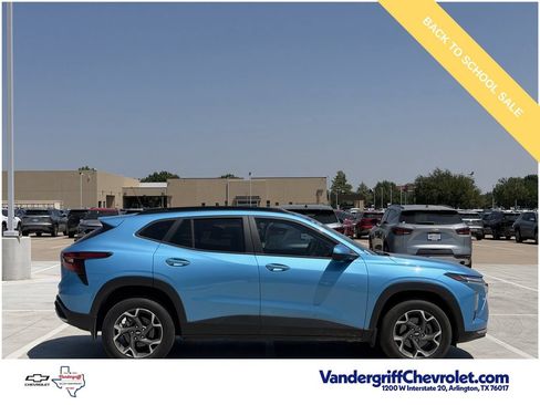 Used 2025 Chevrolet Trax LT w/ Driver Confidence Package FWD image 3