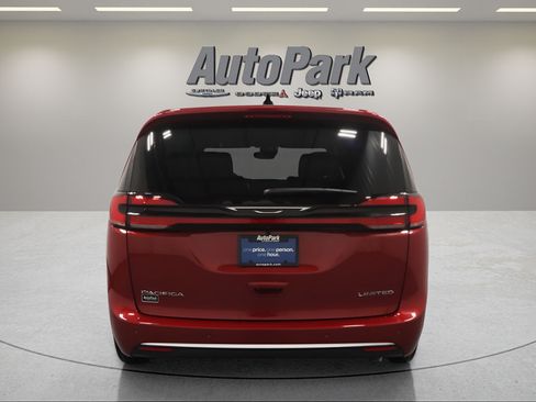 New 2027 Chrysler Pacifica Limited FWD image 8