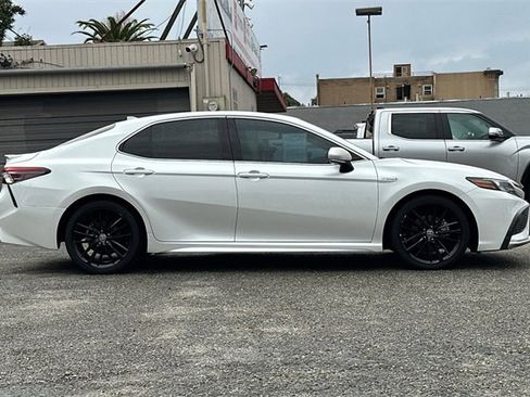 Used 2021 Toyota Camry XSE image 3