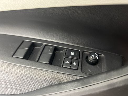 Used 2022 Toyota Corolla LE w/ LE Convenience Package FWD image 18
