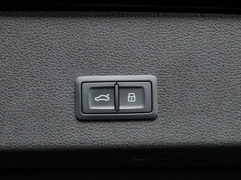 Used 2022 Audi e-tron Premium w/ Convenience Plus Package AWD/4WD image 10