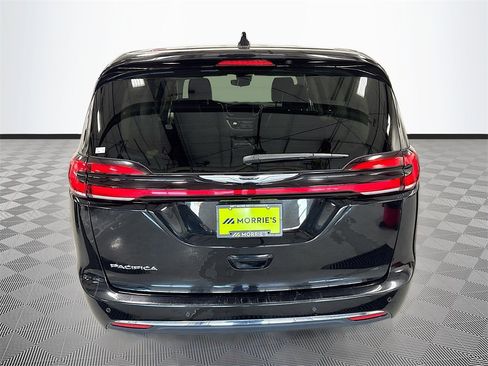Used 2024 Chrysler Pacifica Touring-L image 33