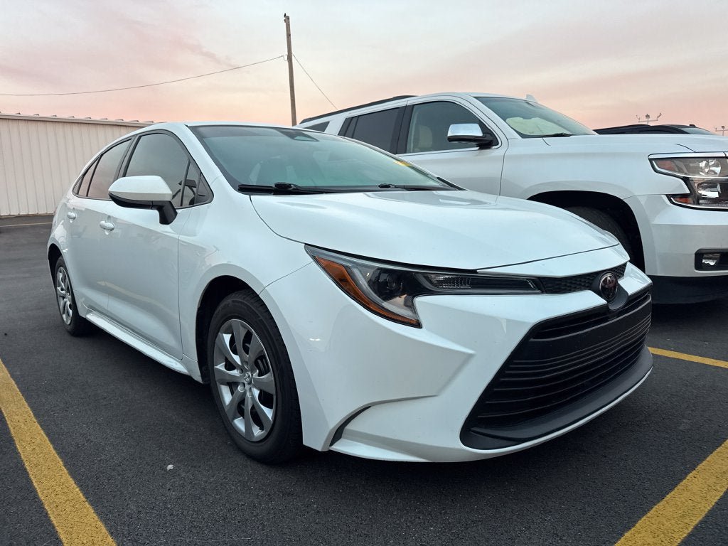 Used 2023 Toyota Corolla LE FWD image 2