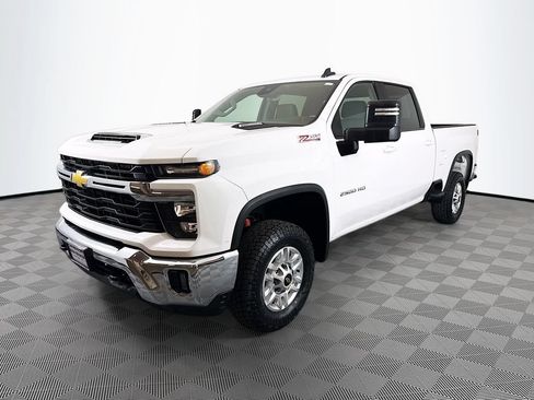 Used 2024 Chevrolet Silverado 2500 LT w/ Convenience Package AWD/4WD image 3