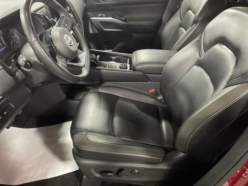 Used 2023 Nissan Pathfinder SL w/ Black Appearance Package image 8