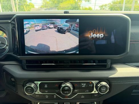 Used 2024 Jeep Wrangler Unlimited Rubicon AWD/4WD image 39