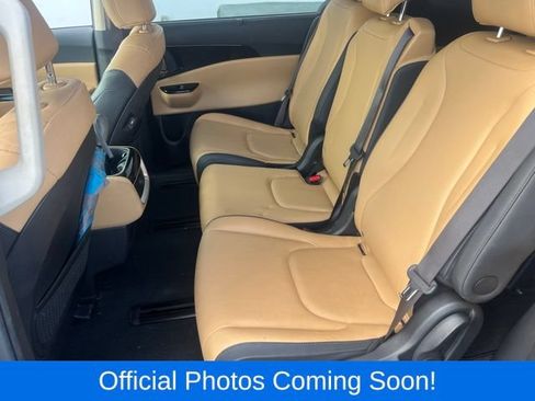 Used 2023 Kia Carnival EX FWD image 4