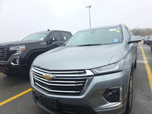 Used 2023 Chevrolet Traverse Premier image 2